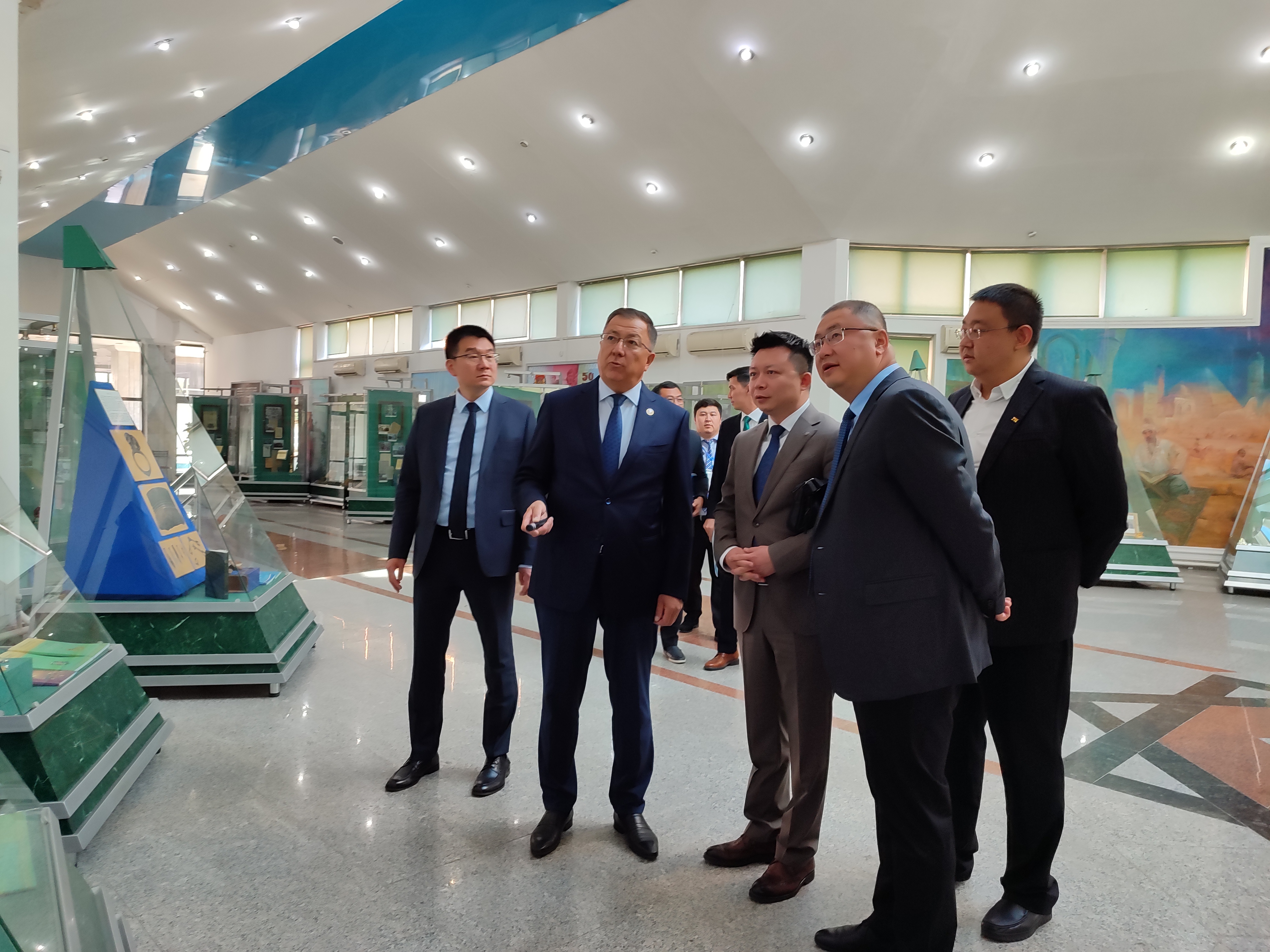 Chairman of the Board- Rector of Kazakh National University named after Al-Farabi  Zhanseit Tuimebayev with a delegation headed by Senior Vice President of ZTE Corporation Liu Jiang, visited the museum