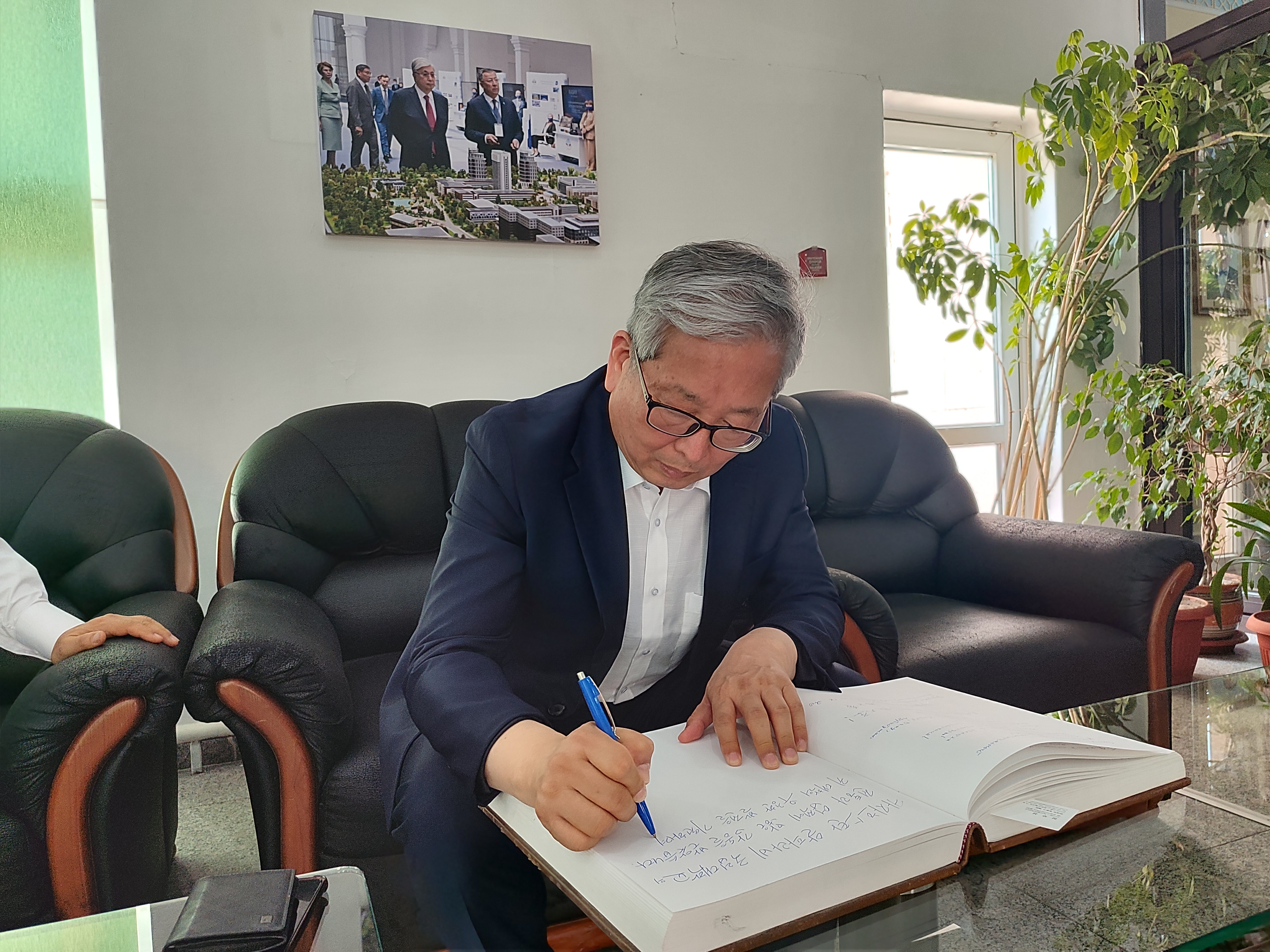 Chairman of the Board - Rector of Al-Farabi Kazakh National University Zhanseit Tuimebayev held a meeting with the delegation headed by Chairman of Hyundai Motor Chung Mong-Koo Foundation Moosung Chung