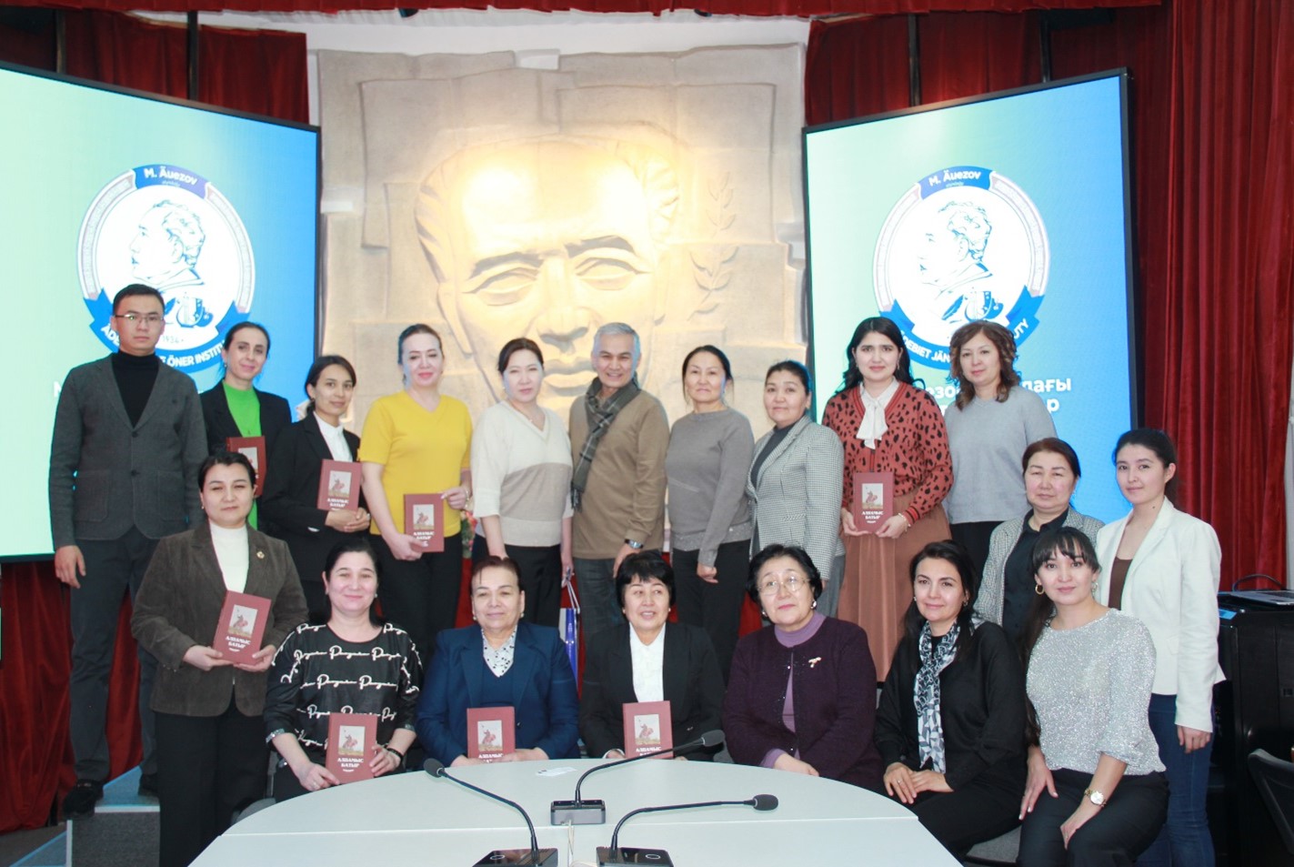 А round table discussion  on the topic: "Scientific partnership between Kazakhstan and Uzbekistan"