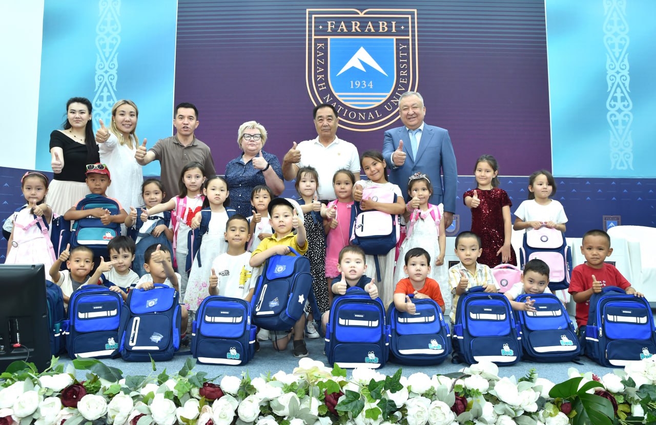 The trade union presented 250 children with school backpacks