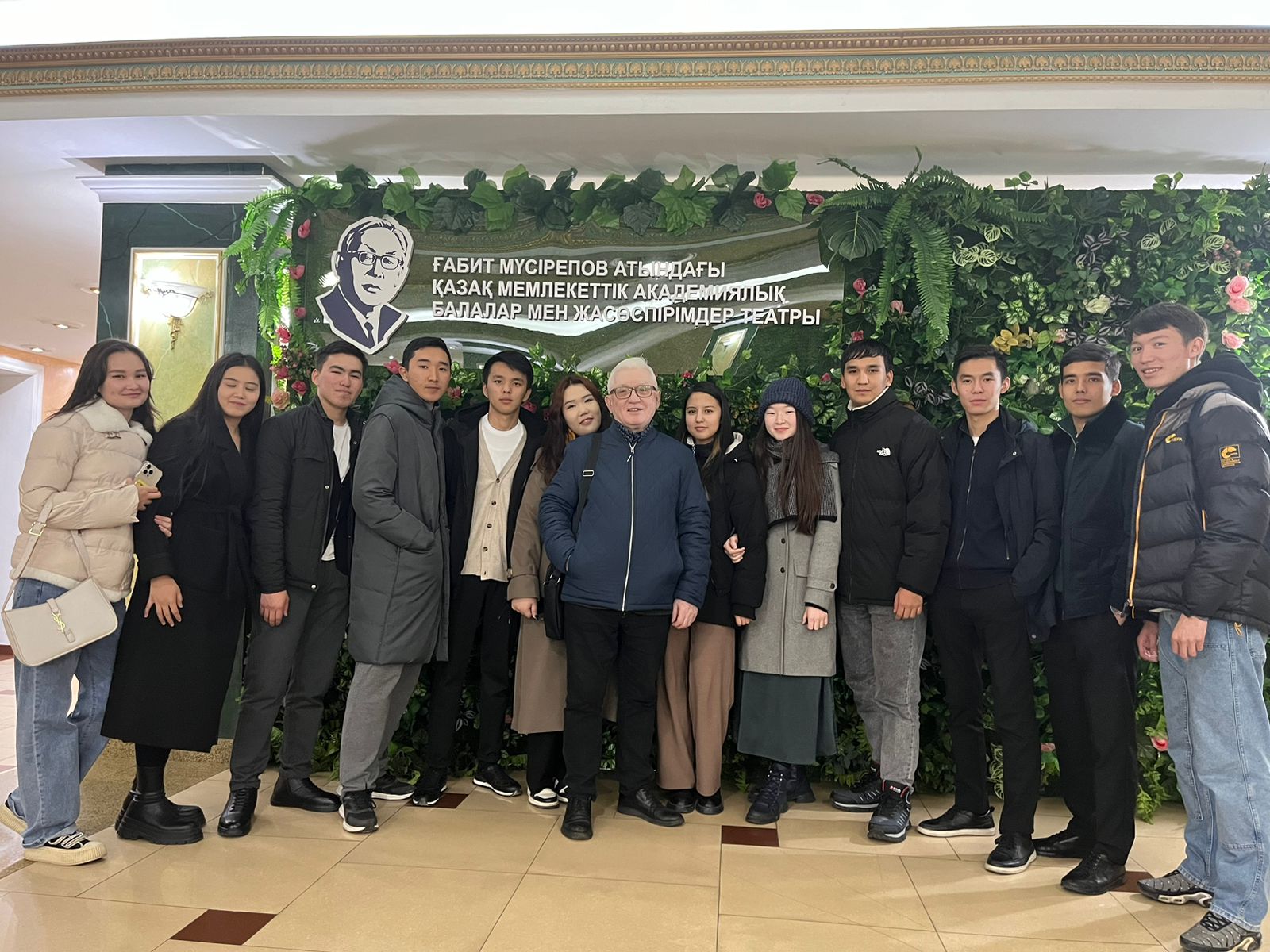 STUDENTS WATCHED THE PERFORMANCE"ZHUSAN ISI"