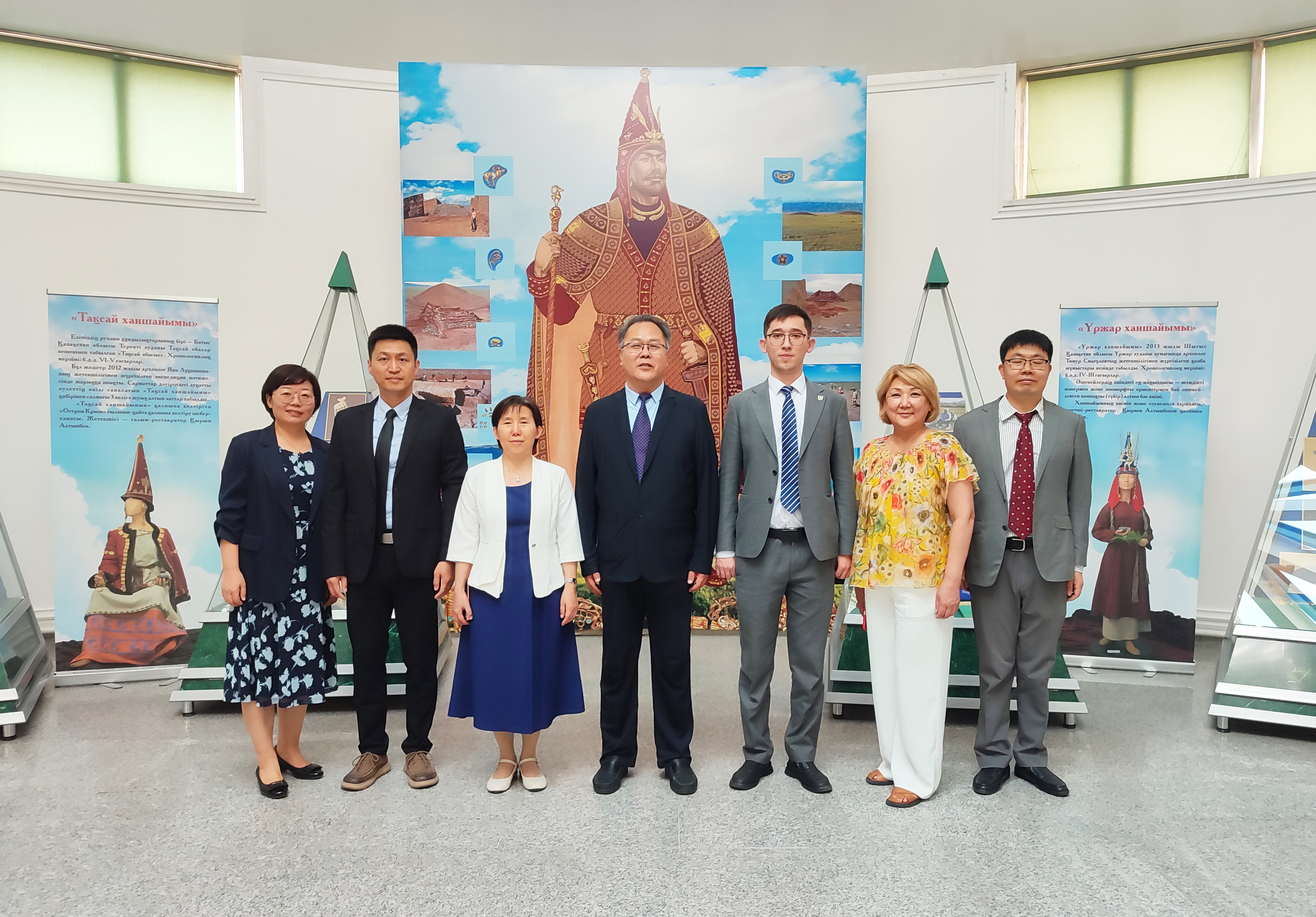 A tour of the museum was conducted for the delegation led by Han Jianwen, Vice Chairman of the Shandong Academy of Social Sciences (AON) of China