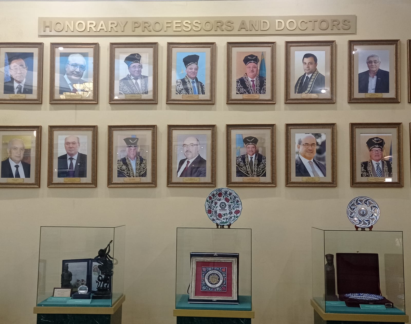 ТҮРКСОЙ халықаралық ұйымының бас хатшысы Сұлтан Раев бастаған делегация ҚазҰУ музейін тамашалады