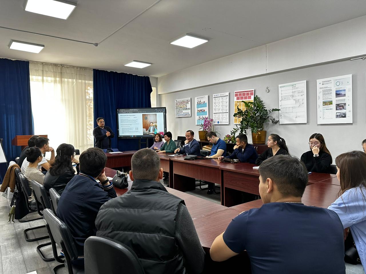 ТДМ 8 - Лайықты жұмыс және экономикалық өсу.