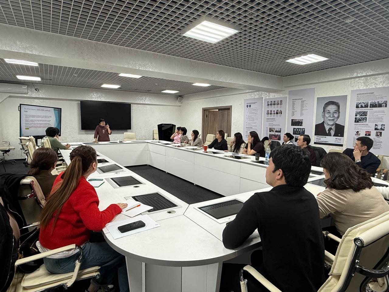 A.A. Adambekova, Doctor of Economics and Professor of the Management Department at the Higher School of Economics and Business at Al-Farabi Kazakh National University, held a research seminar for first-year doctoral students.