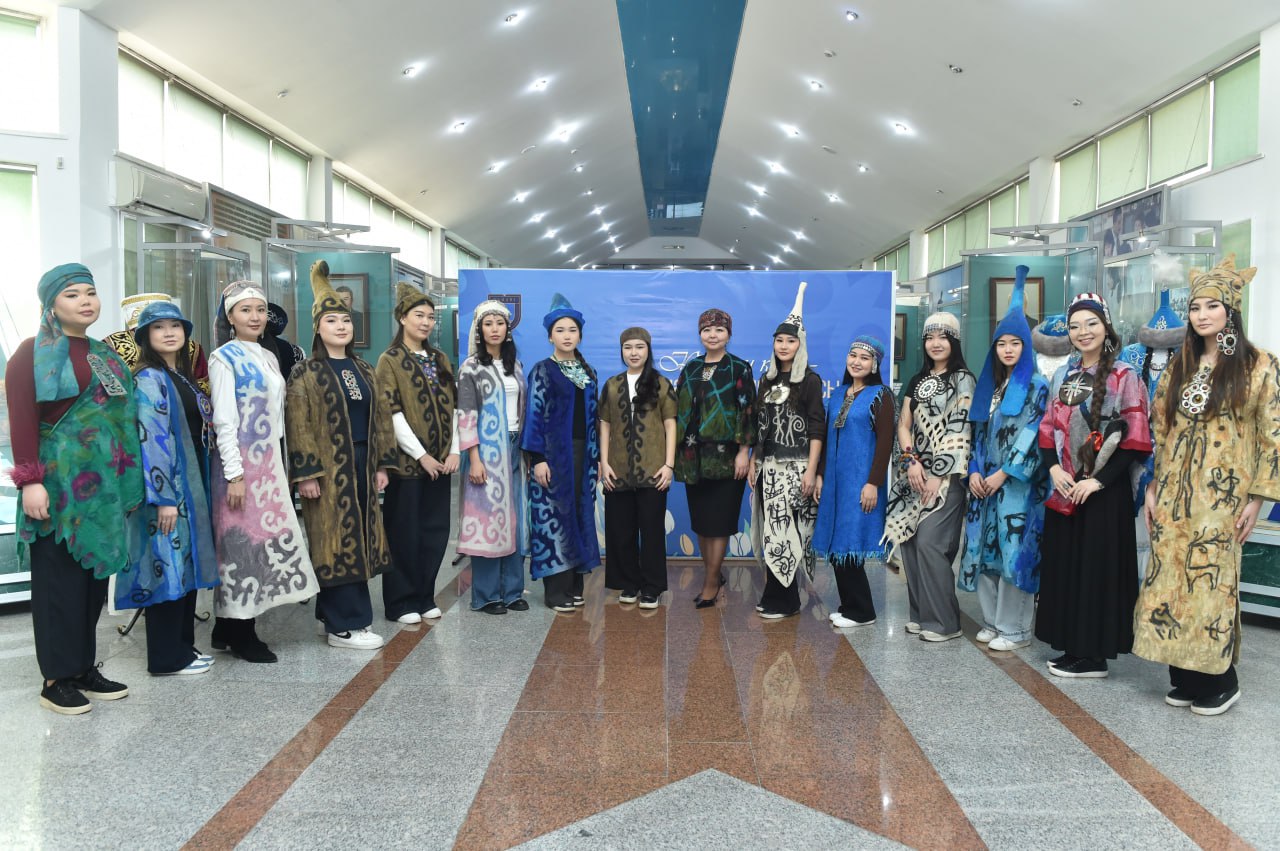 Ethno-style collections presented to KazNU