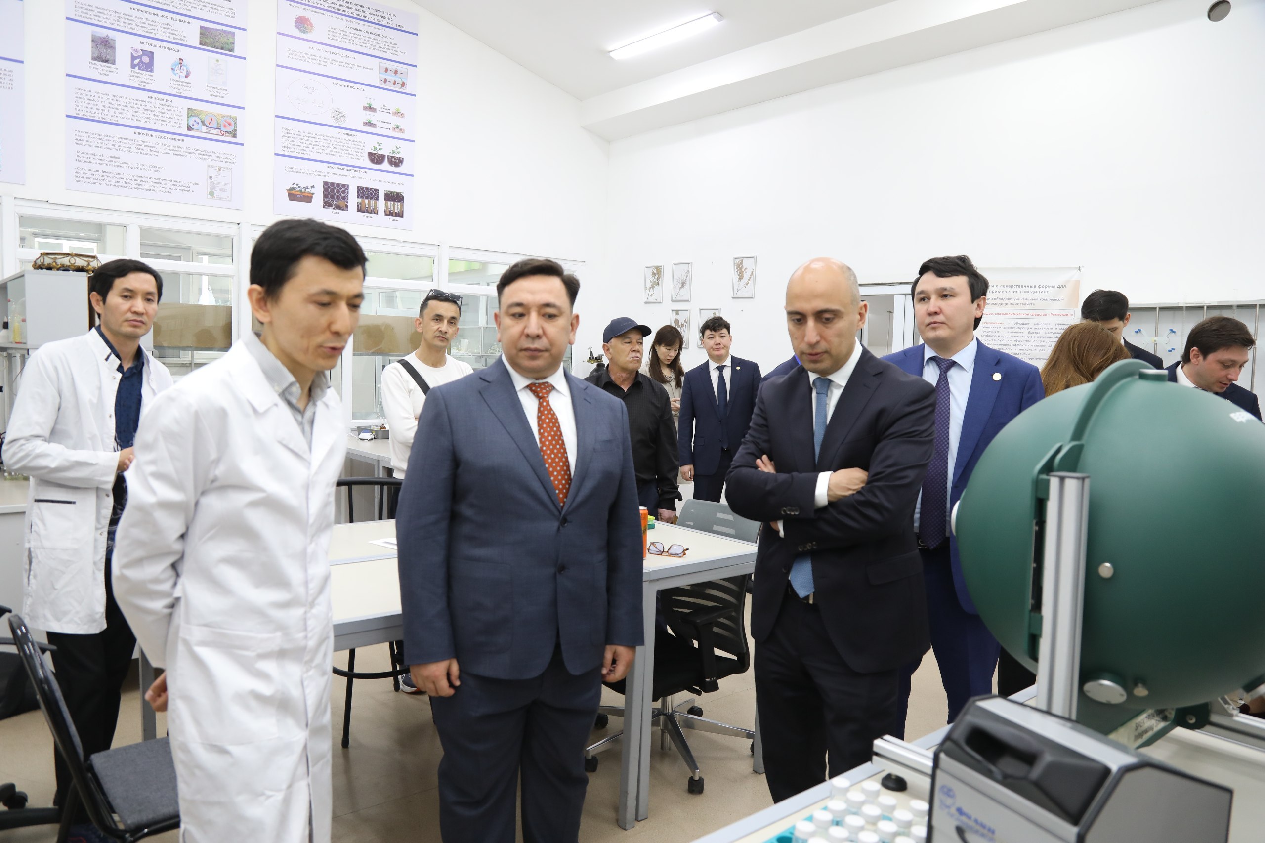 Делегация Азербайджана ознакомилась с научными лабораториями КазНУ