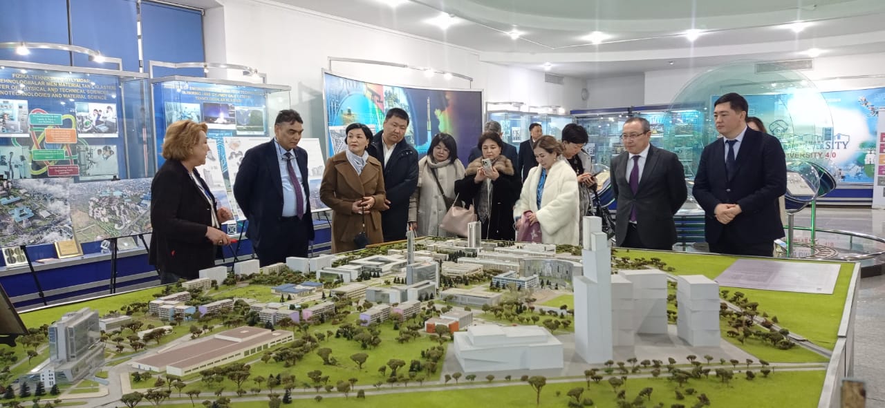 The Minister of Science and Higher Education of the Republic of Kazakhstan, Sayasat Nurbek, and 20 rectors of Kazakhstani universities got acquainted with the scientific potential of the Al-Farabi Kazakh National University.