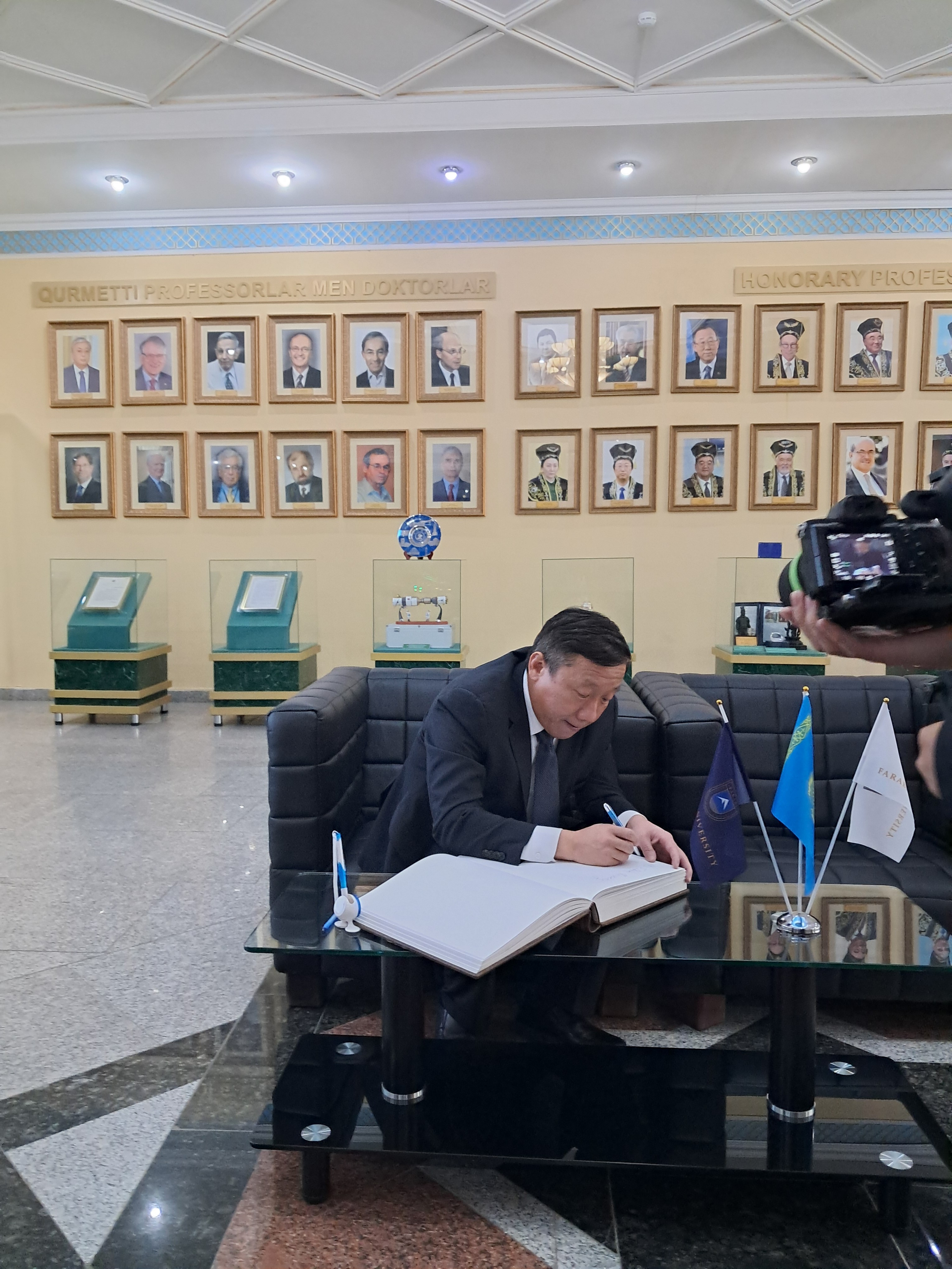 Al-Farabi Kazakh National University was visited by a delegation from Cheung Kong Business School (CKGSB, China), which met with the university's leadership to discuss partnership prospects.
