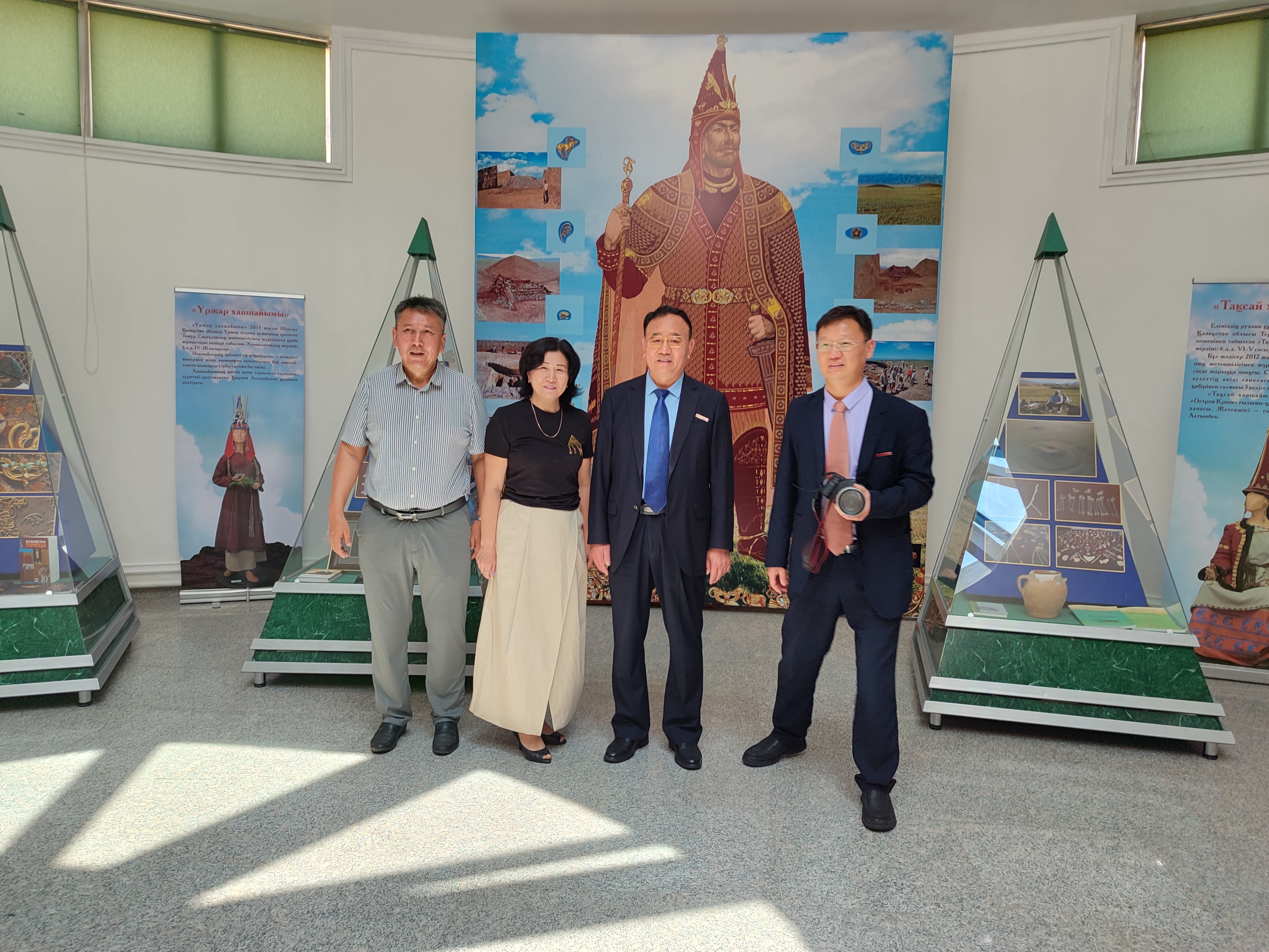 Chairman of the Board - Rector of Al-Farabi Kazakh National University Zhanseit Tuimebayev held a meeting with the founder - President of Qingdao Binhai University Han Fanxi