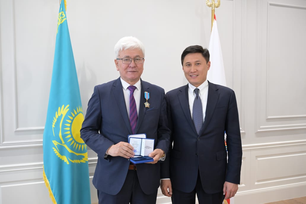 Профессор кафедры китаеведения был награждён орденом «Құрмет»