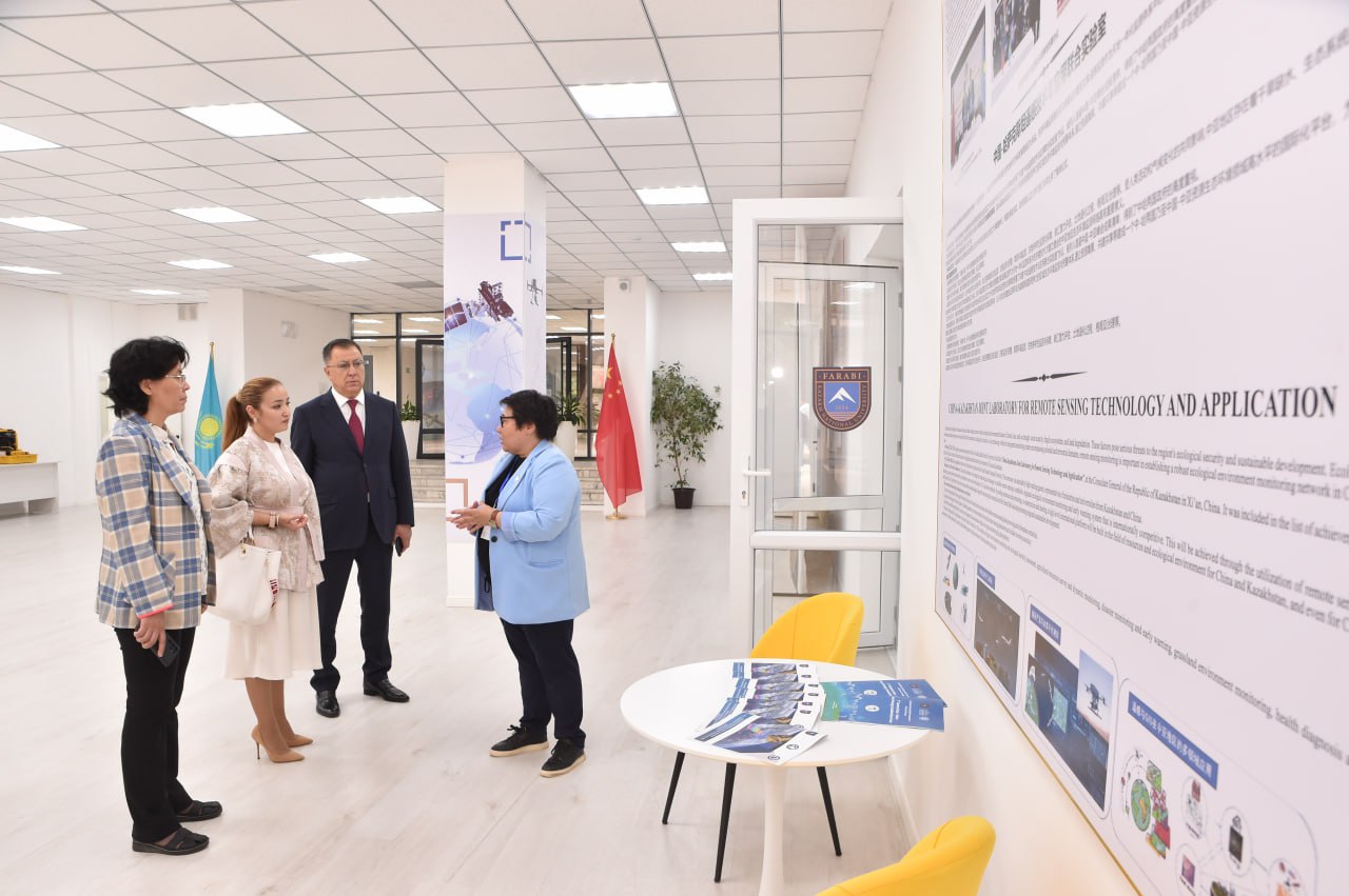 The Vice Minister got acquainted with the scientific centers of KazNU