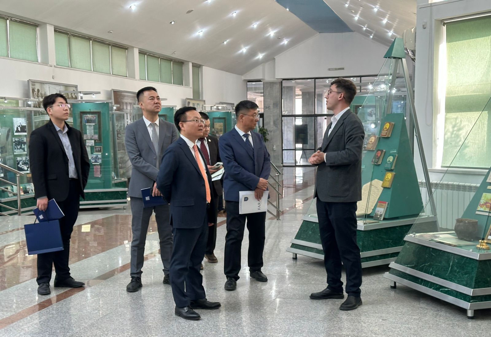 Visit of the Urumqi Bar Association Delegation to the Al-Farabi KazNU Museum