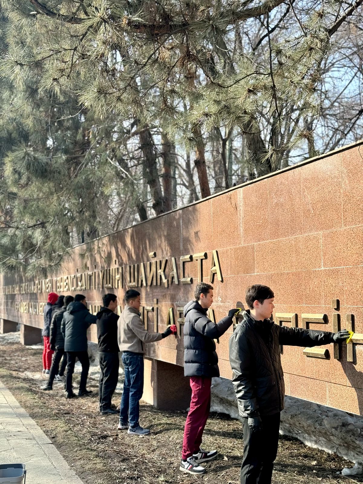 ✨🇰🇿 В рамках акции «80 дней – 80 мероприятий к 80-летию Великой Победы», стартовавшей на кафедре уголовного права, уголовного процесса и криминалистики КазНУ имени аль-Фараби, студенты и преподаватели объединились для доброго дела – субботника на Мемориале Славы.
