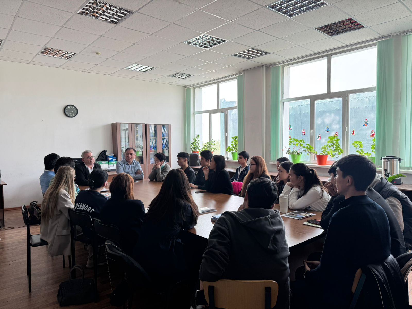 Meeting with a Visiting Professor: Strengthening International Academic Cooperation