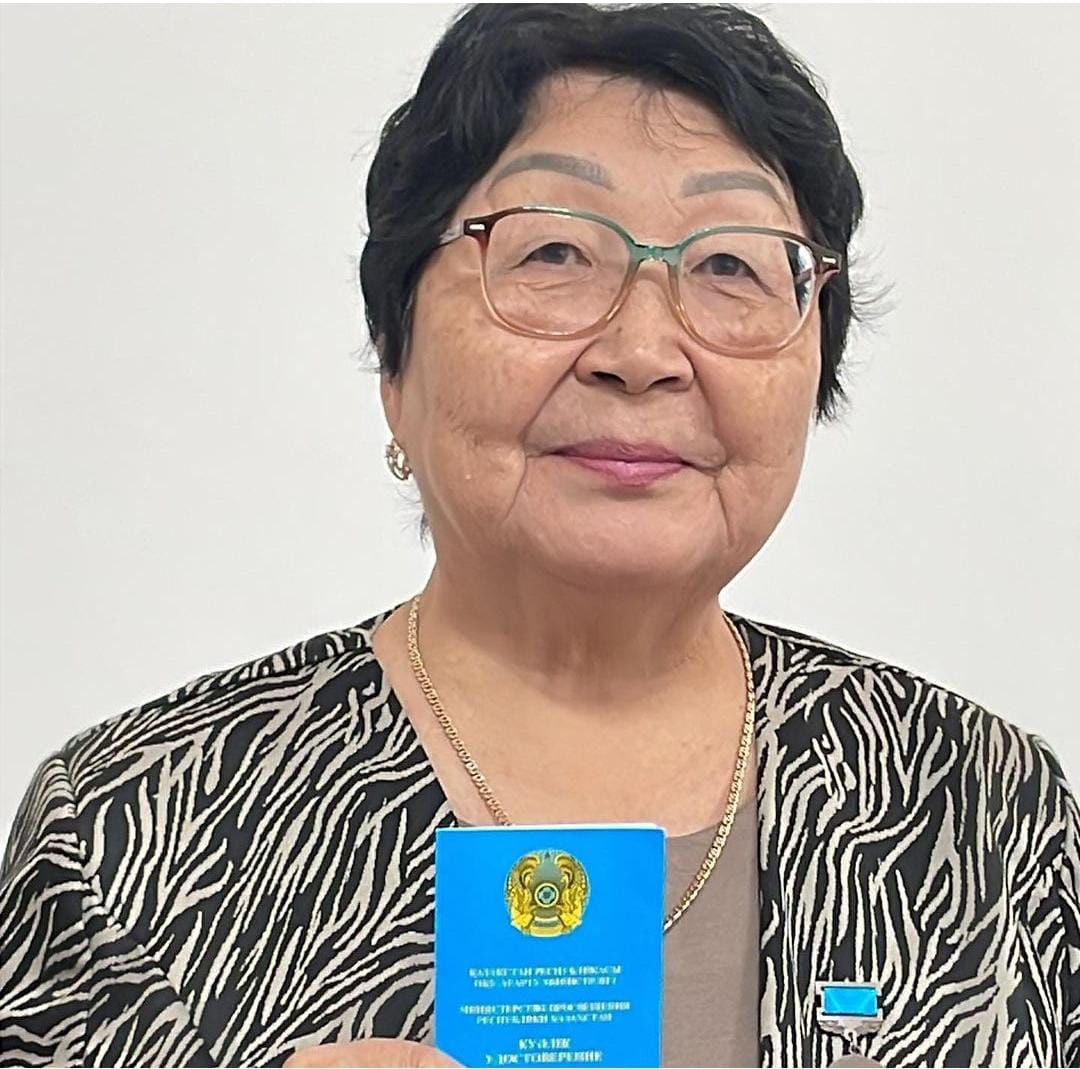Вручение нагрудного знака Ы. Алтынсарина