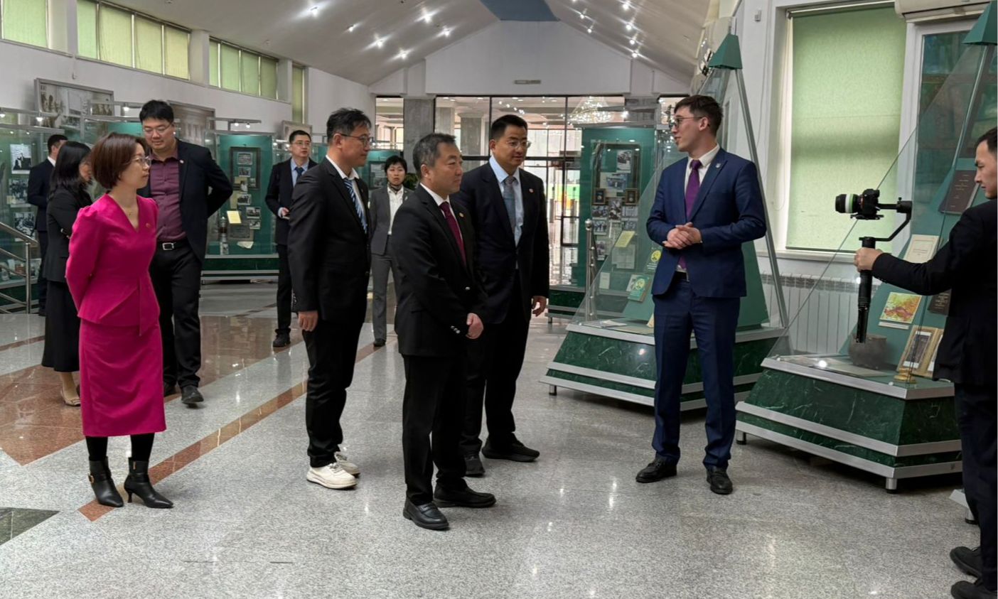 Visit of the Delegation of Shanghai Jiao Tong University to the Museum of KazNU