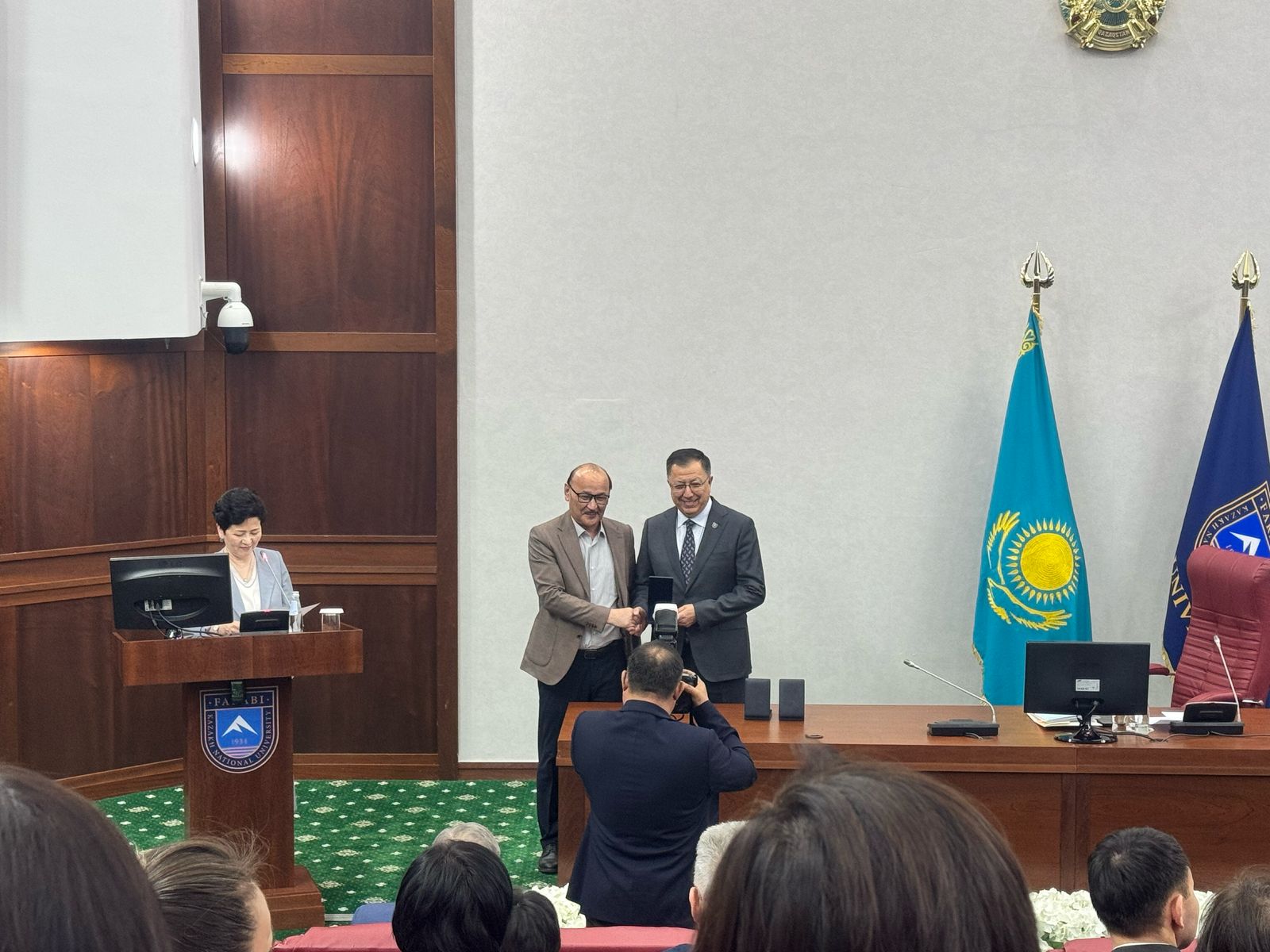Профессор кафедры молекулярной биологии и генетики Амангельды Куанбаевич Бисенбаев удостоен "Золотой медали аль-Фараби"
