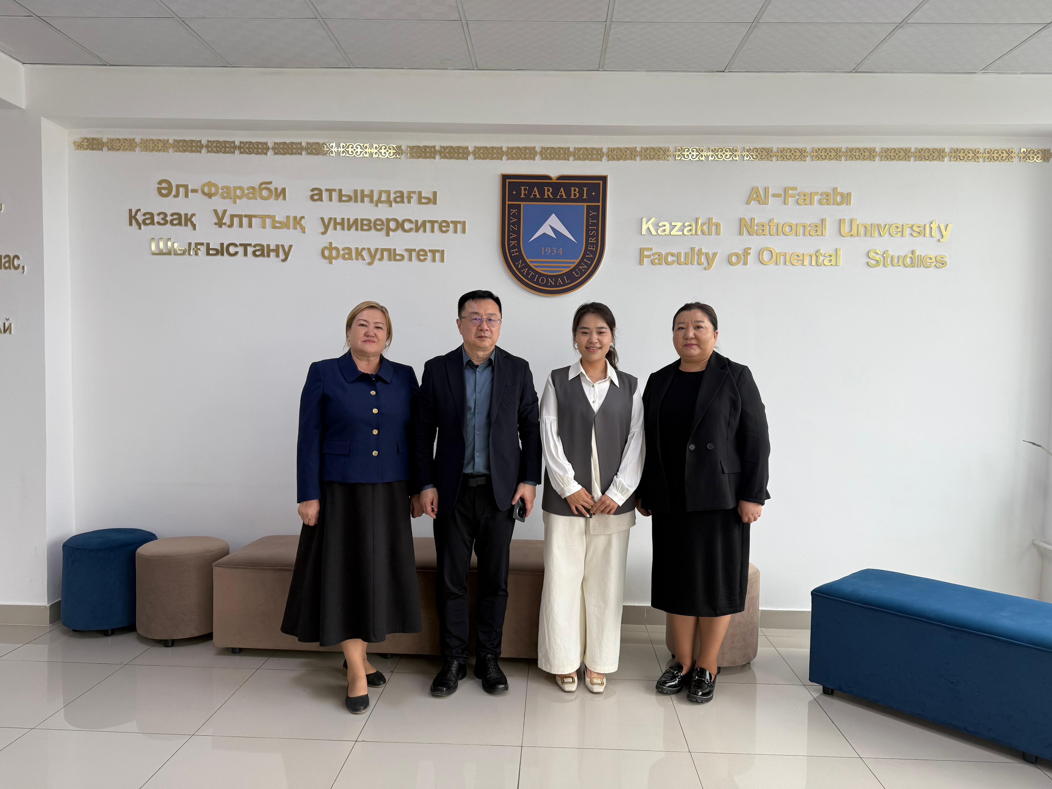Delegation from Jiangsu Normal University Visits the Faculty of Oriental Studies
