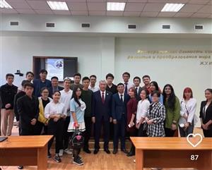 Выдающийся дипломат читал лекцию...