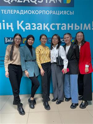 Будущие лингвисты посетили телеэфир передачи "Гаухар тас" на национальном телеканале: "Казахстан" .