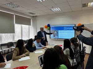 Пресс-служба КазНУ записала лекцию профессора кафедры китаеведения факультета востоковедения Нәбижана Мұқаметханұлы