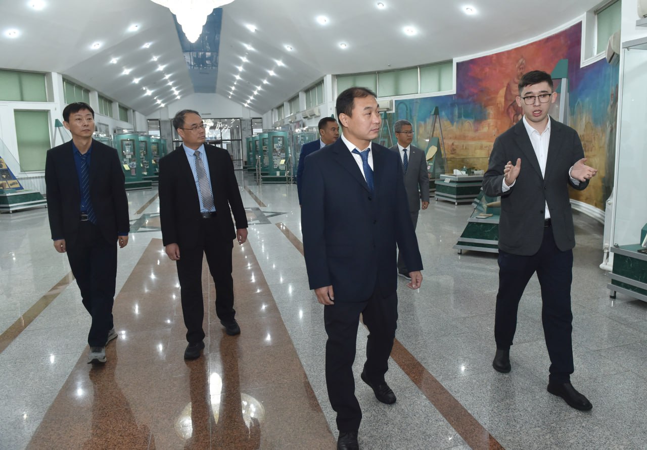 Visit of the Anyang Institute of Technology Delegation to the KazNU Museum