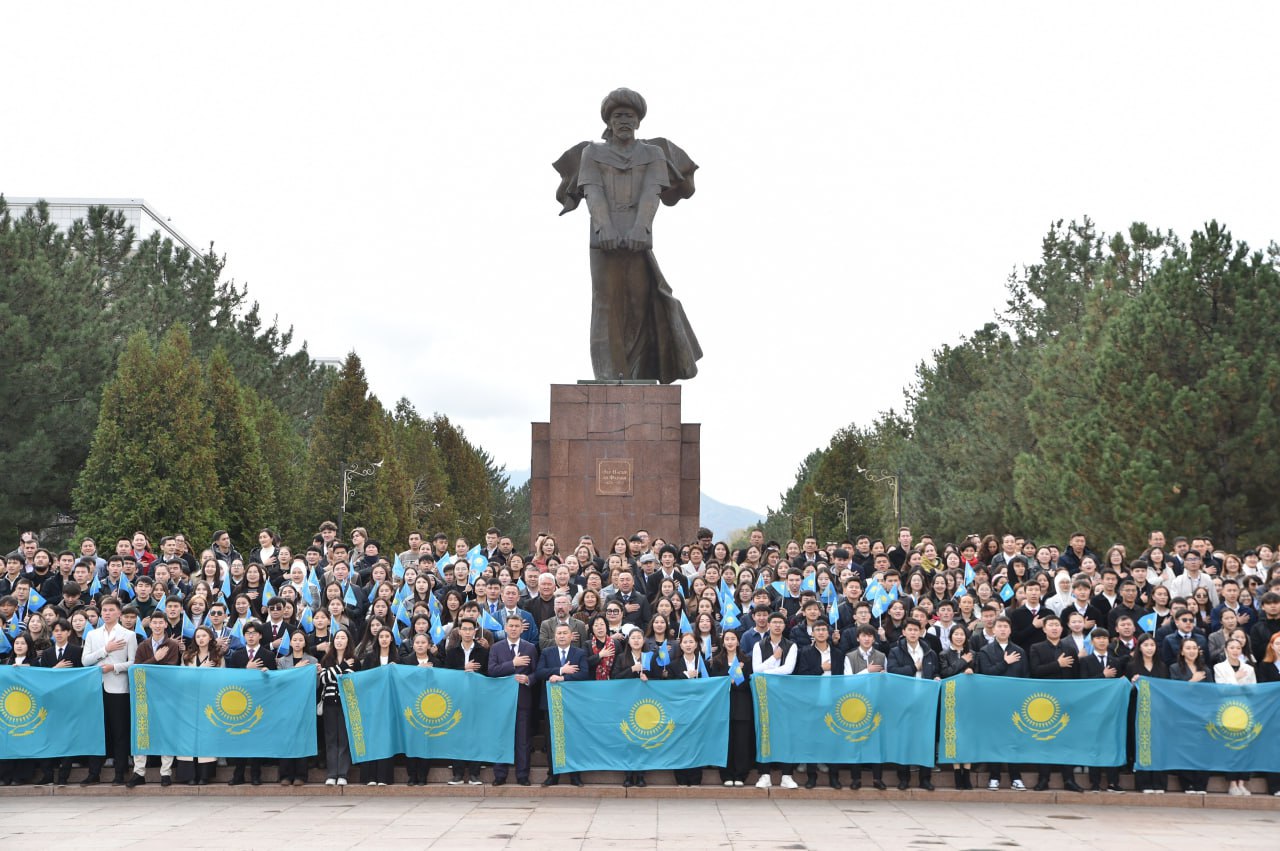 In KazNU 1000 people sang the anthem for the Day of the Republic