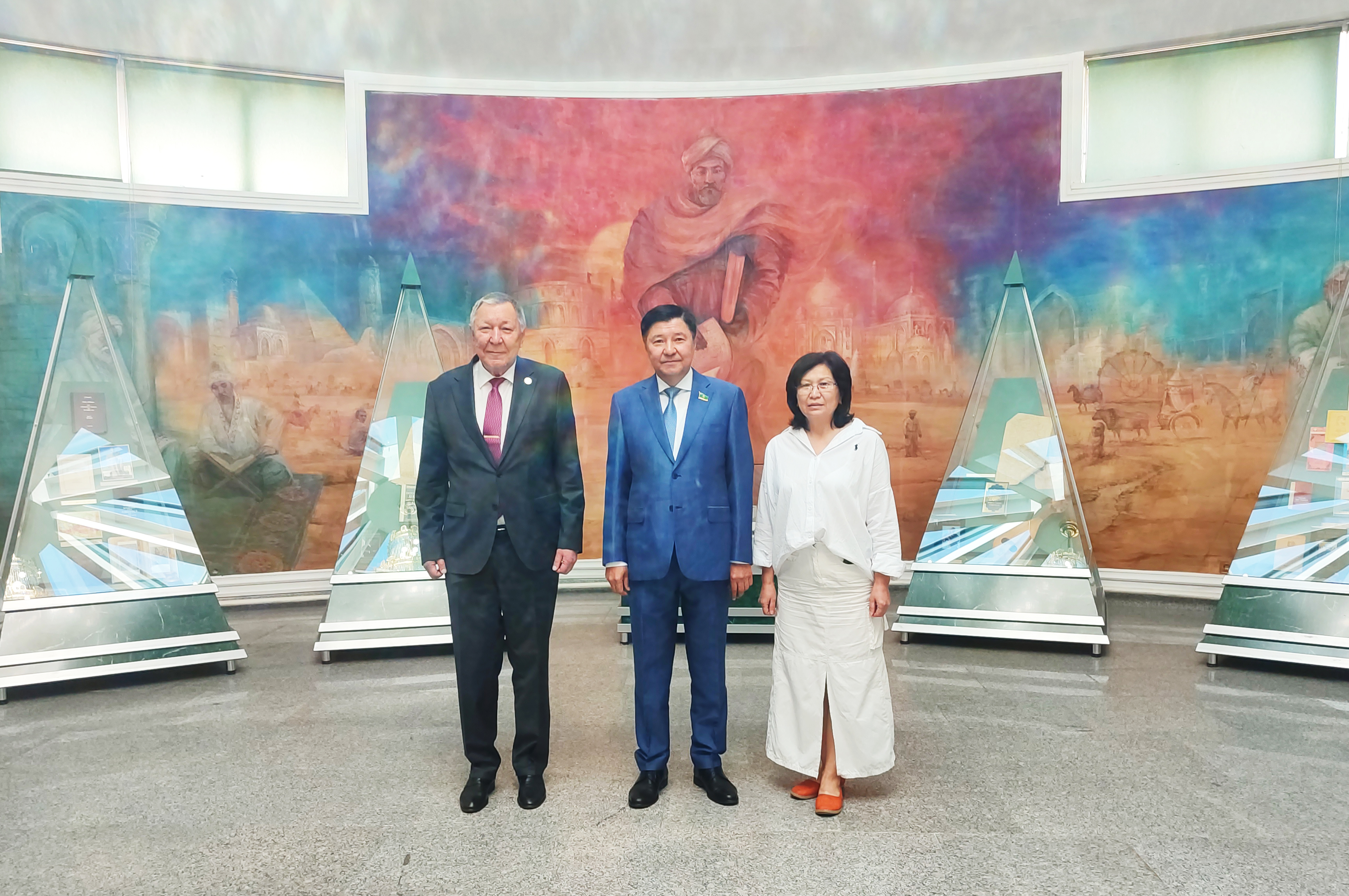 After a leadership lecture at KazNU, Deputy Chairman of the Senate of the Parliament of the Republic of Kazakhstan Zhakip Asanov got acquainted with the expositions of the university museum