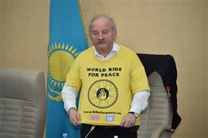 HEAD OF NGO “BIKE FOR PEACE” GIVES A LEDERSHIP LECTURE AT KAZNU
