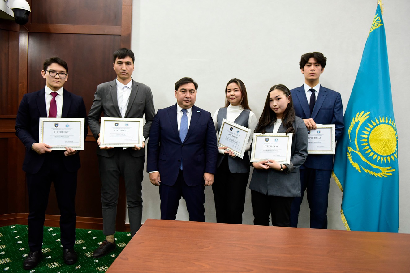 The ceremony of awarding scholarships to the top students of the Faculty of Philosophy and Political Science by Darhan Medeghaliuly Zhasykbay.