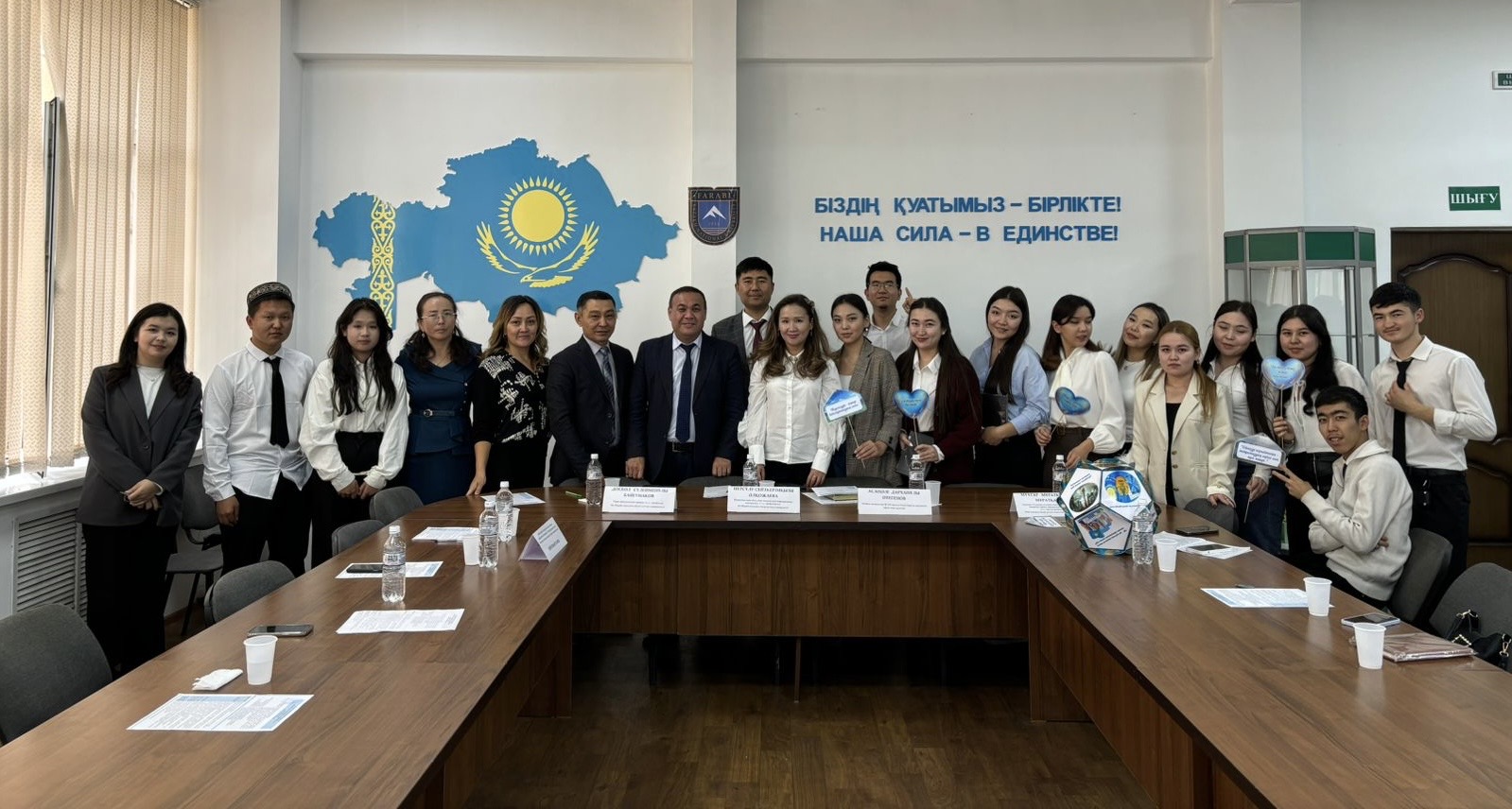 Round table on the topic «Egemendi eldin kok bayragy»