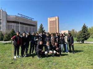 Субботник в пределах проекта "Айналаңды нұрландыр" с участием студентов группы СИБ 21-4, 21-5