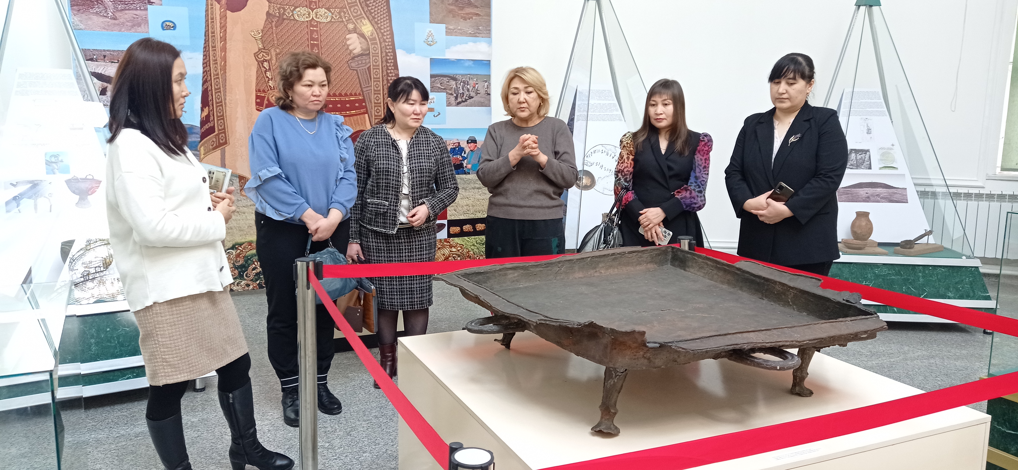 On February 6, 2024, a group of teachers from Shakarim Semipalatinsk State University visited two new traveling exhibitions at the university museum
