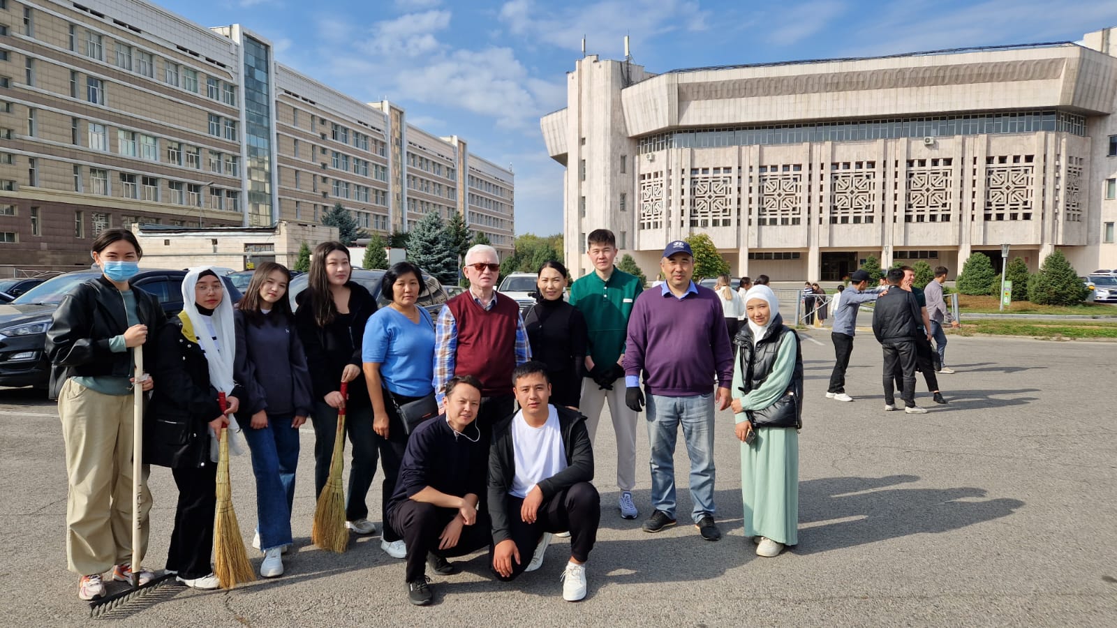 ПРОФЕССОРСКО-ПРЕПОДАВАТЕЛЬСКИЙ СОСТАВ И СТУДЕНТЫ МЕХАНИКО-МАТЕМАТИЧЕСКОГО ФАКУЛЬТЕТА ПРИНЯЛИ АКТИВНОЕ УЧАСТИЕ В СУББОТНИКЕ