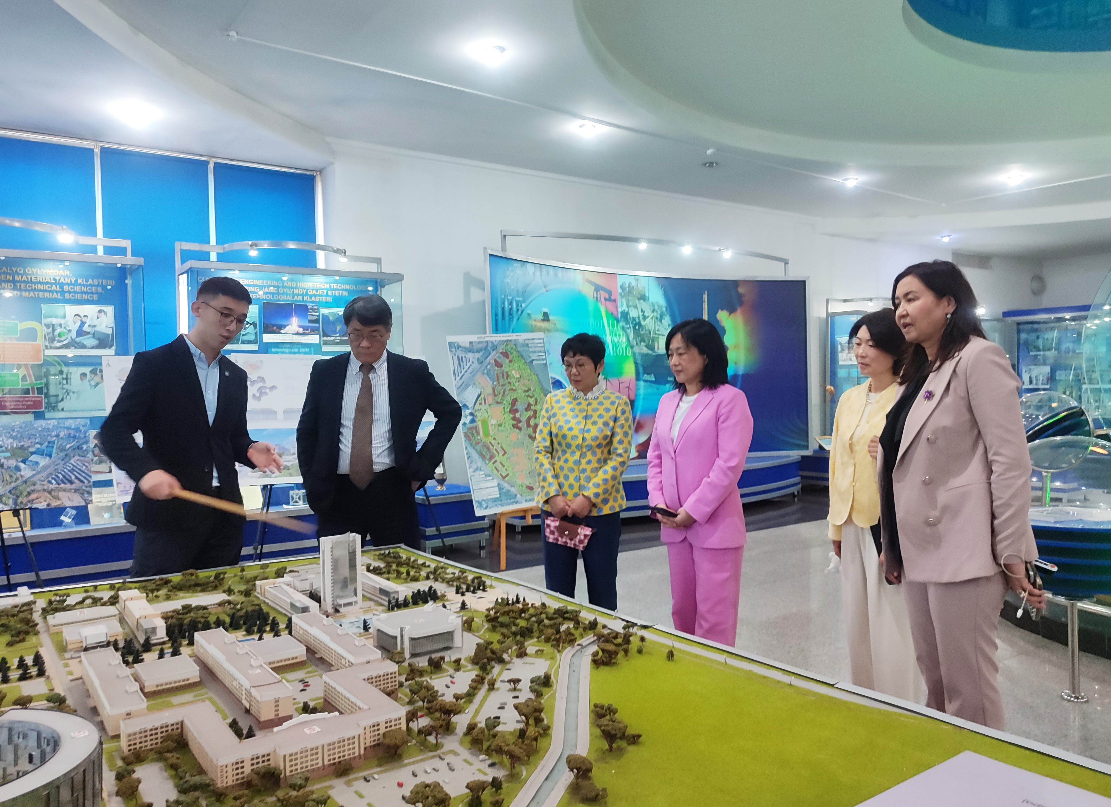 A delegation led by Liu Xingqi, Professor of the Faculty of Nutrition and Health at Beijing University of Technology and Business, visited the museum
