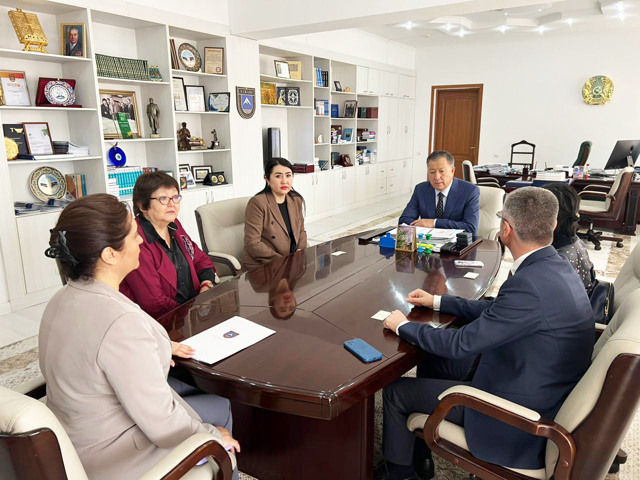 Ректор КазНУ встретился  с зарубежными экспертами