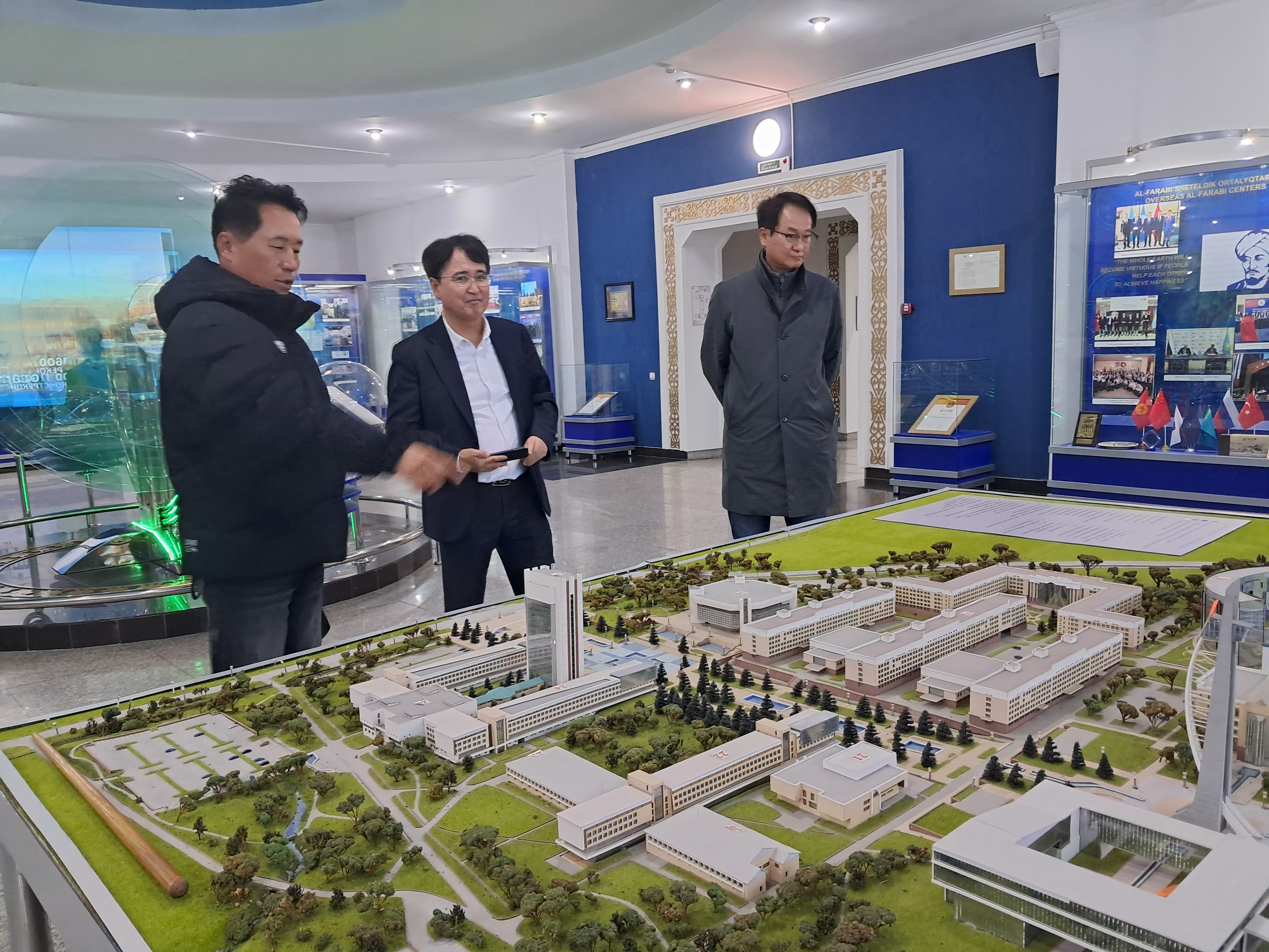 Оңтүстік Кореяның «Gachon University» профессоры Chang Yeoung Jin мырза арнайы келіп музей қызметімен танысты