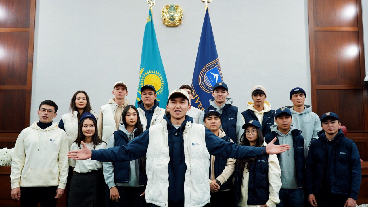 Студентам вручили имиджевую одежду