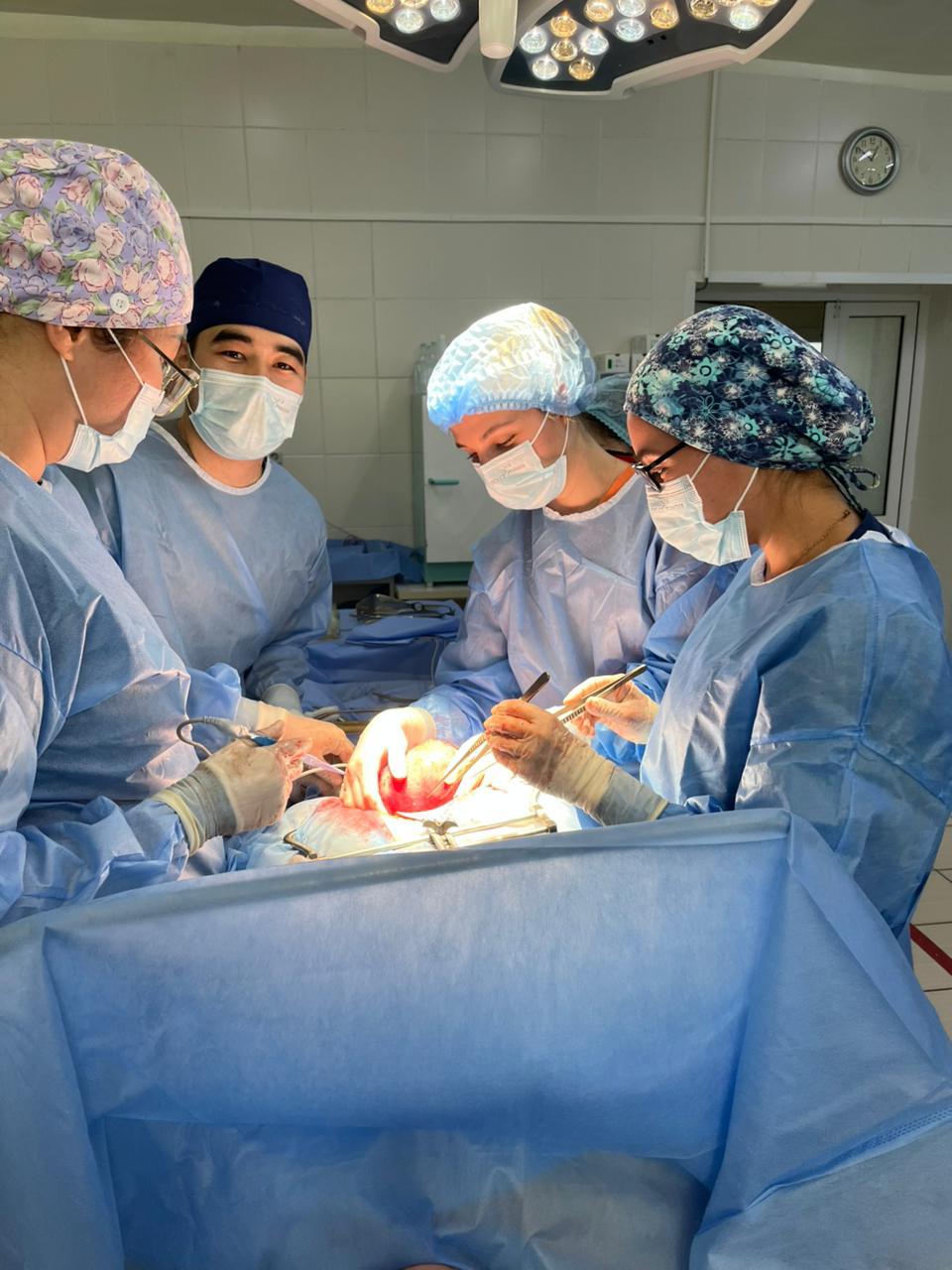 Interns and residents of the Department of Surgery at Al-Farabi Kazakh National University successfully performed a complex oncogynecological surgery under the guidance of experienced mentors