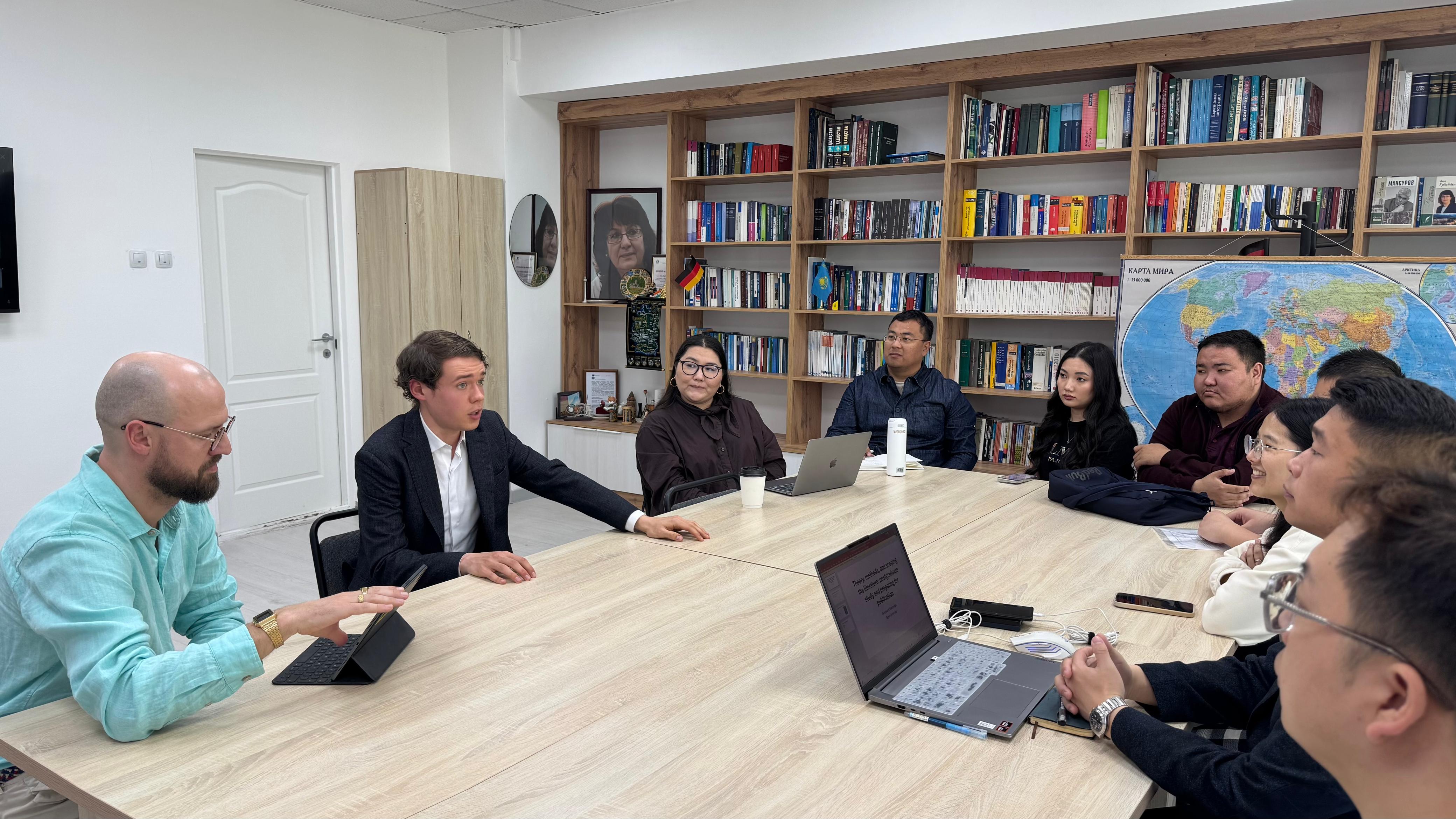 Professor Edward Wastnidge Leads Research Seminar for Postgraduate Students at KazNU