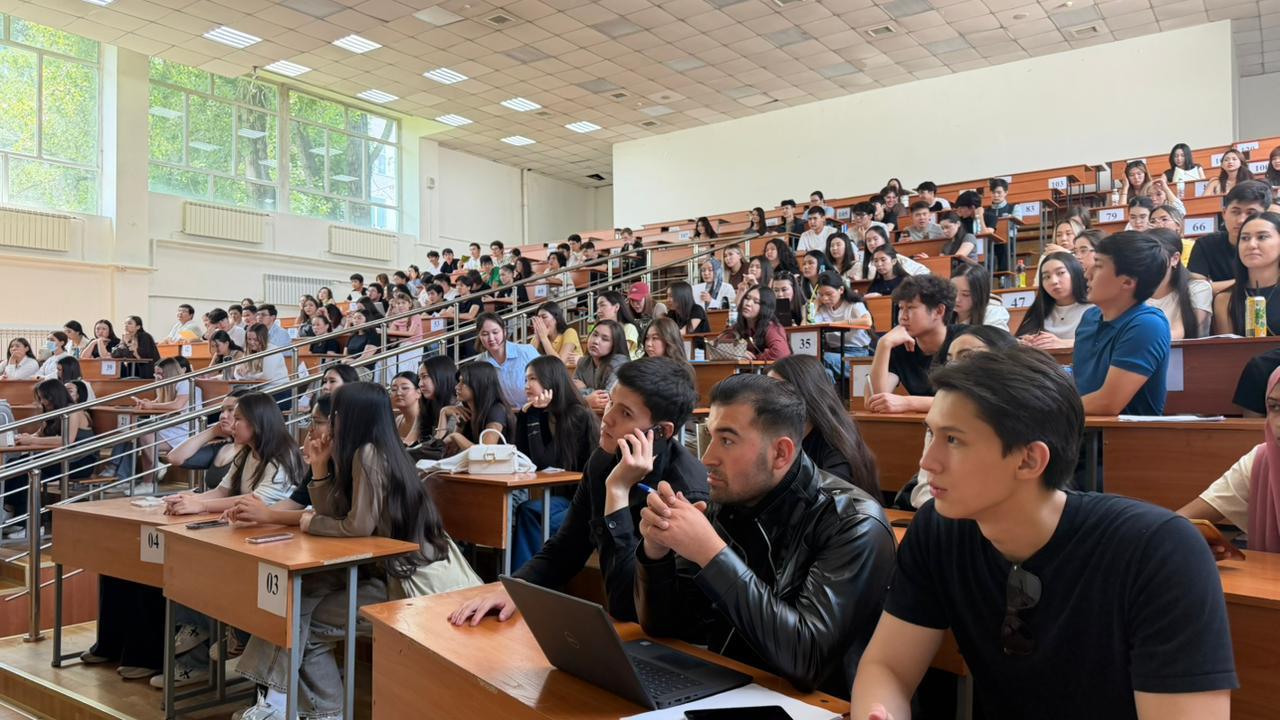 Le 1er juin 2026, dans le cadre du stage académique des étudiants de première année du programme « Relations internationales », une rencontre a été organisée à la faculté avec M. François Monéger, directeur exécutif de l’Alliance Française, et Mme Zhanna Yestauletova, directrice administrative de l’organisation.