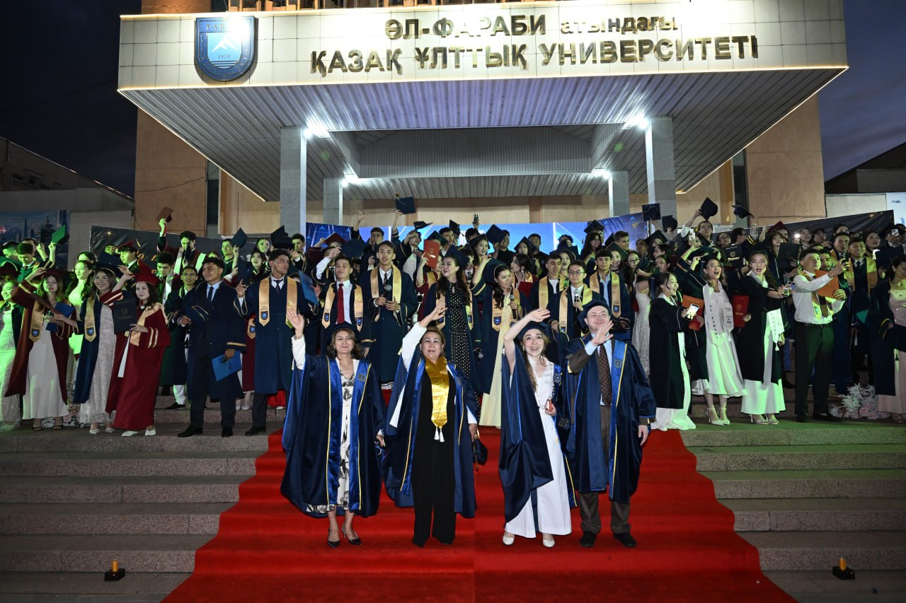 Graduates of the Higher School of Economics and Business were awarded diplomas