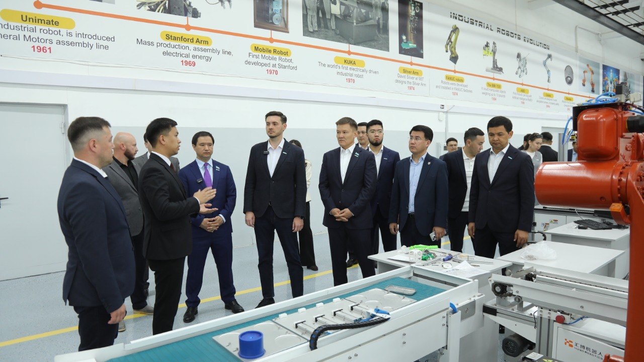 Депутаттар мен «AMANAT» өкілдері ҚазҰУ-дың ғылыми әлеуетімен танысты